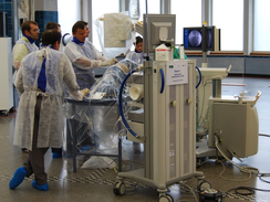 dr Schubert laat geïnteresseerde collega's de bijzondere chirurgische techniek zien
